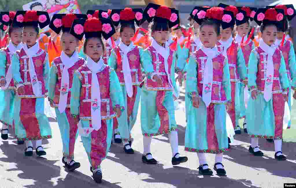 2017年4月27日，中国沈阳的小学生身穿满族传统服装参加运动会