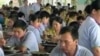 中国某制造工厂的工人正在食堂吃饭(资料照)