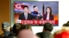 资料照片: 韩国民众在首尔观看有关朝鲜的新闻.