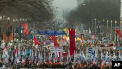 参加“为生命游行”的活动人士走向美国最高法院。(2019年1月18日)