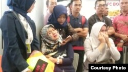 印尼失事飞机遇难者家属听到消息后痛哭（路透社转发Antara Foto照片）