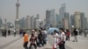 上海外滩上的游人和浦东的高楼（美国之音张楠拍摄）