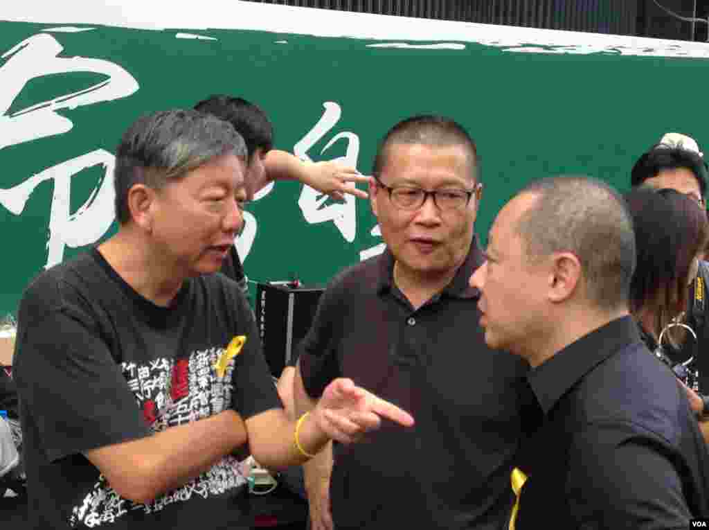 数千香港市民云集政府总部声援被困公民广场学生(美国之音图片/海彦拍摄)