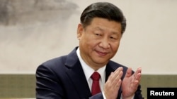 中共总书记习近平和新政治局常委在人民大会堂与记者见面并发表讲话 (2017年10月25日)