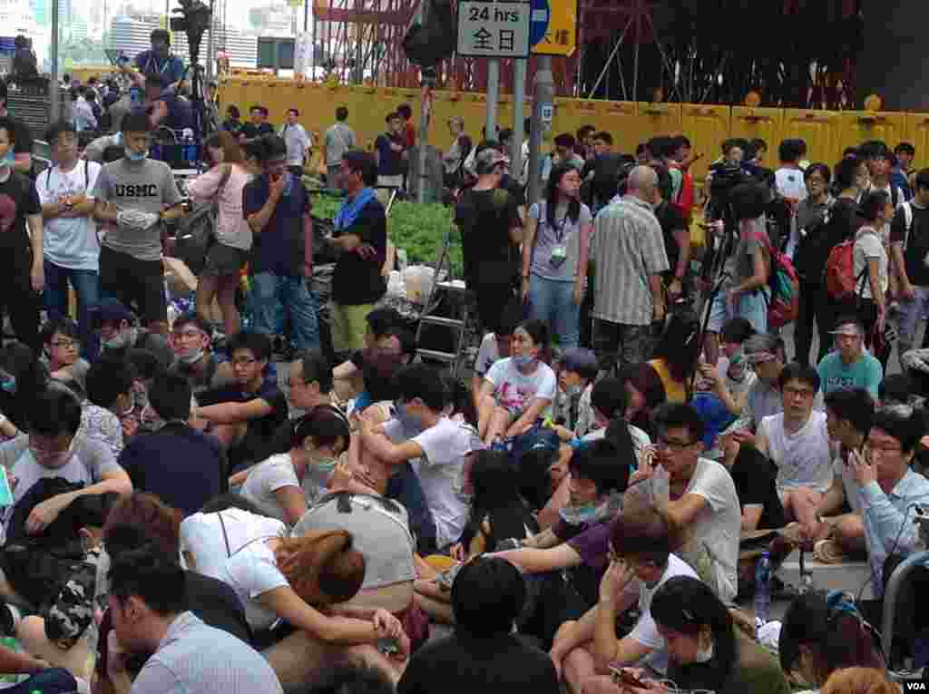 数千香港市民云集政府总部声援被困公民广场学生(美国之音图片/海彦拍摄)