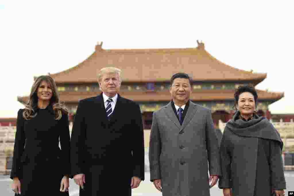 美国的唐纳德·川普总统和第一夫人梅拉尼亚·川普,中国国家主席习近平和夫人彭丽媛游览故宫,在紫禁城恢宏的太和殿广场合影(2017年11月8日)。他们经过内金水桥,穿过太和门,抵达这个广场。宾主双方沿着故宫中轴线走访和观赏了太和殿、中和殿、保和殿这故宫前三殿。习近平沿途向贵宾介绍故宫的历史、建筑和文化。