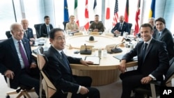2023年5月21日G7峰会工作会: 左起依次为：日本首相岸田文雄、美国总统拜登、德国总理肖尔茨、英国首相苏纳克、欧盟委员会主席冯德莱恩、乌克兰总统泽连斯基、欧洲理事会主席米歇尔、意大利驻日本大使贝内代蒂 、加拿大总理特鲁多和法国总统马克龙