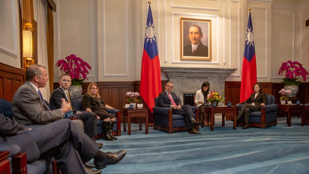 ཐེ་ཝན་གྱི་སྲིད་འཛིན་ཚེ་དབྱིན་ཝེན་སྲིད་འཛིན་ལས་ཁང་དུ་རྒྱལ་སྲུང་མཚོན་ཆའི་བཟོ་ཚོང་ལས་ཁང་གླེང་སྟེགས་ལ་མཉམ་ཞུགས་གནང་མཁན་ཚོར་བཀའ་མོལ། ༢༠༡༩།༥།༦