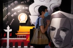 资料照：香港支联会营运的六四纪念馆里一名遊客在一块刻有民主女神像的板子旁祈祷。