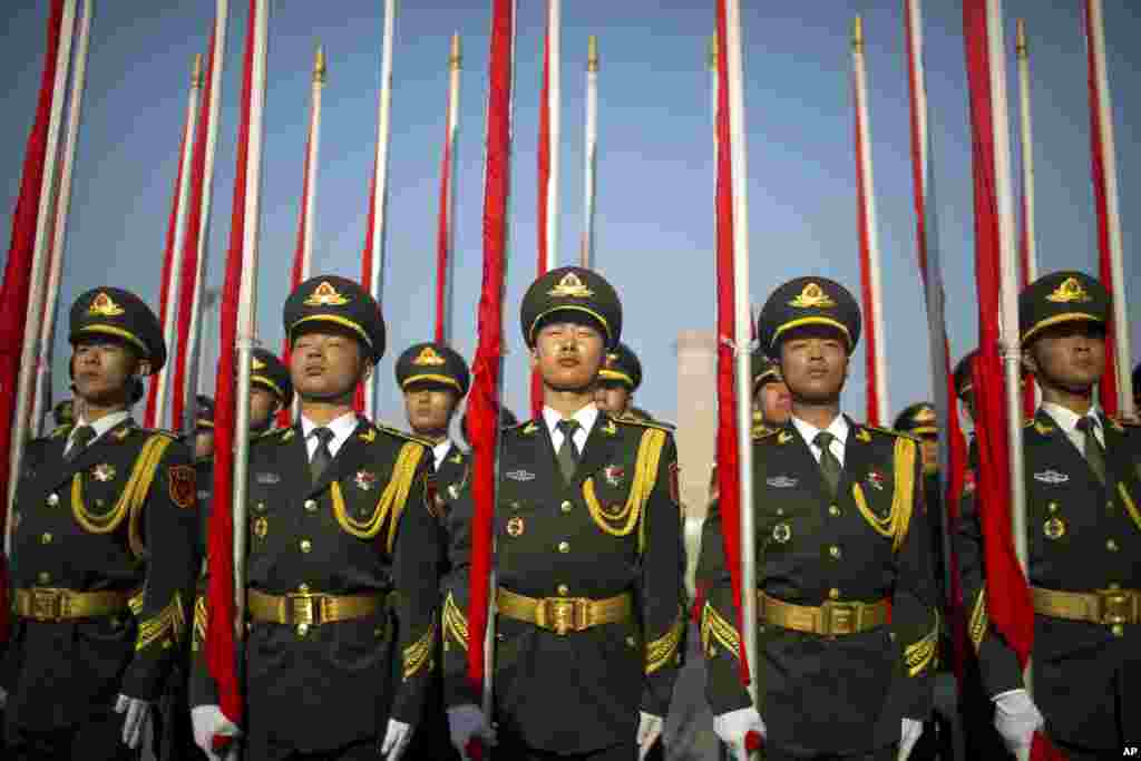 中国仪仗队在北京人民大会堂外面欢迎阿根廷总统马克里(2017年5月17日）。而早在5月15日，阿根廷总统马克里已经出席了在北京雁栖湖国际会议中心举行的&ldquo;一带一路&rdquo;国际合作高峰论坛的圆桌峰会，坐在中国主席习近平右边。