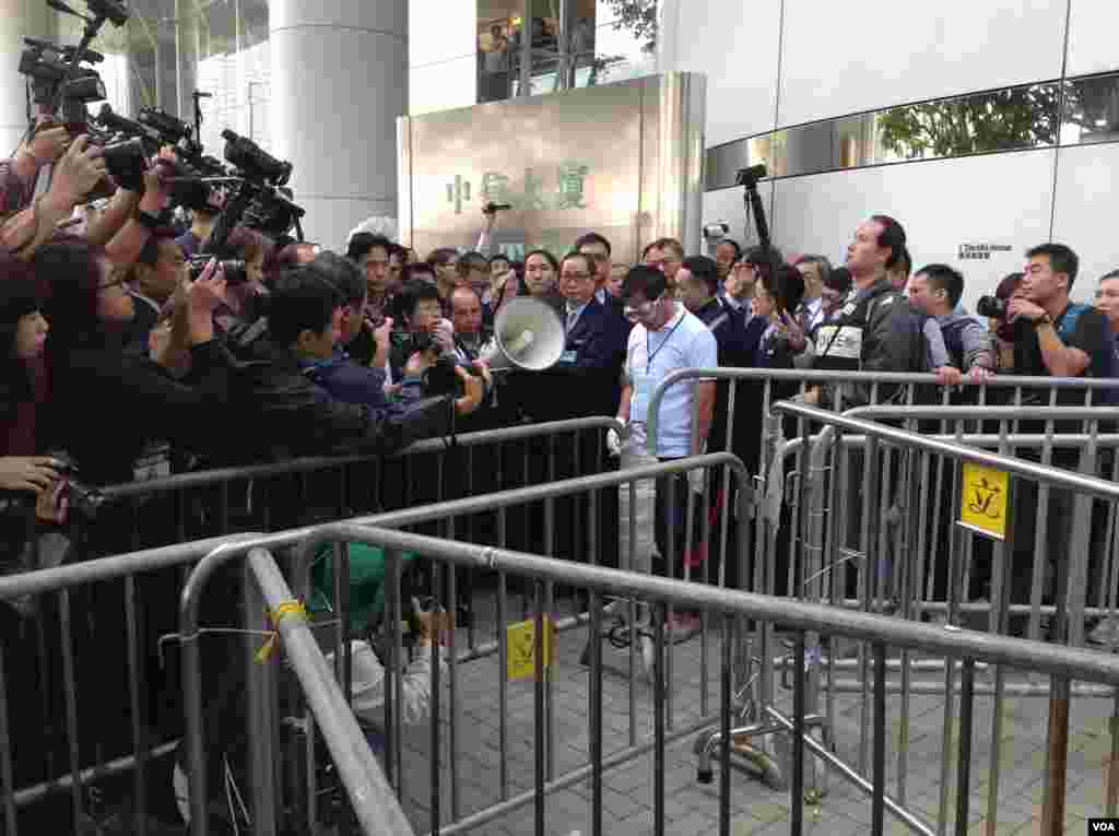 高等法院执达主任在金钟中信大厦展开清理障碍物行动(美国之音海彦拍摄)