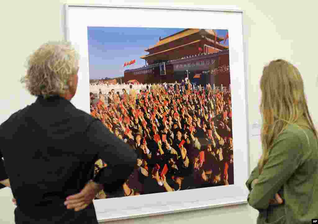 柏林摄影博物馆举办的《历史影像 中国当代摄影和文化大革命》展览中,有人观看天安门广场上红卫兵挥动毛主席语录喊口号的照片(2017年8月18日)。这些红卫兵在被利用之后,大部分被送去上山下乡。其中少数人后来成为各行业的精英,而大部分人属于被耽误的一代,在他们的蹉跎岁月里,发育时挨饿(大饥荒的三年困难时期),上学时停课(文革),毕业就下乡,回城没工作。