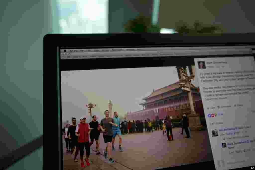 电脑显示扎克伯格脸书上他在北京跑步的照片。2016年3月18日,赴北京参加论坛的脸书创始人及CEO马克·扎克伯格(Mark Zuckerberg)晒出一张在北京天安门的晨跑照,称“再到北京感觉很棒!我到中国的第一件事,就是跑步经过天安门广场、故宫,最后到达天坛。”而当天早晨,北京有中度转重度雾霾,天安门附近空气PM2.5指数突破300。照片中的扎克伯格并没有戴口罩。有网民调侃扎克伯格为了在中国“拼事业”成了“最贵吸尘器”。