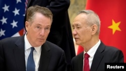 美国贸易代表莱特希泽与中国副总理刘鹤在北京钓鱼台国宾馆交谈。(2019年2月15日)