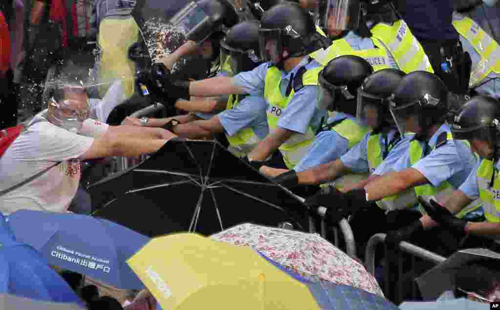 警察喷射辣椒烟雾。 