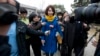 2012年3月22日，当时是疯狂英语创始人李阳妻子、声称受到家庭暴力的Kim Lee到北京法院参加离婚案审理时被当地记者包围。这位美国女士成为中国境内受家庭暴力之苦的妇女们的英雄。