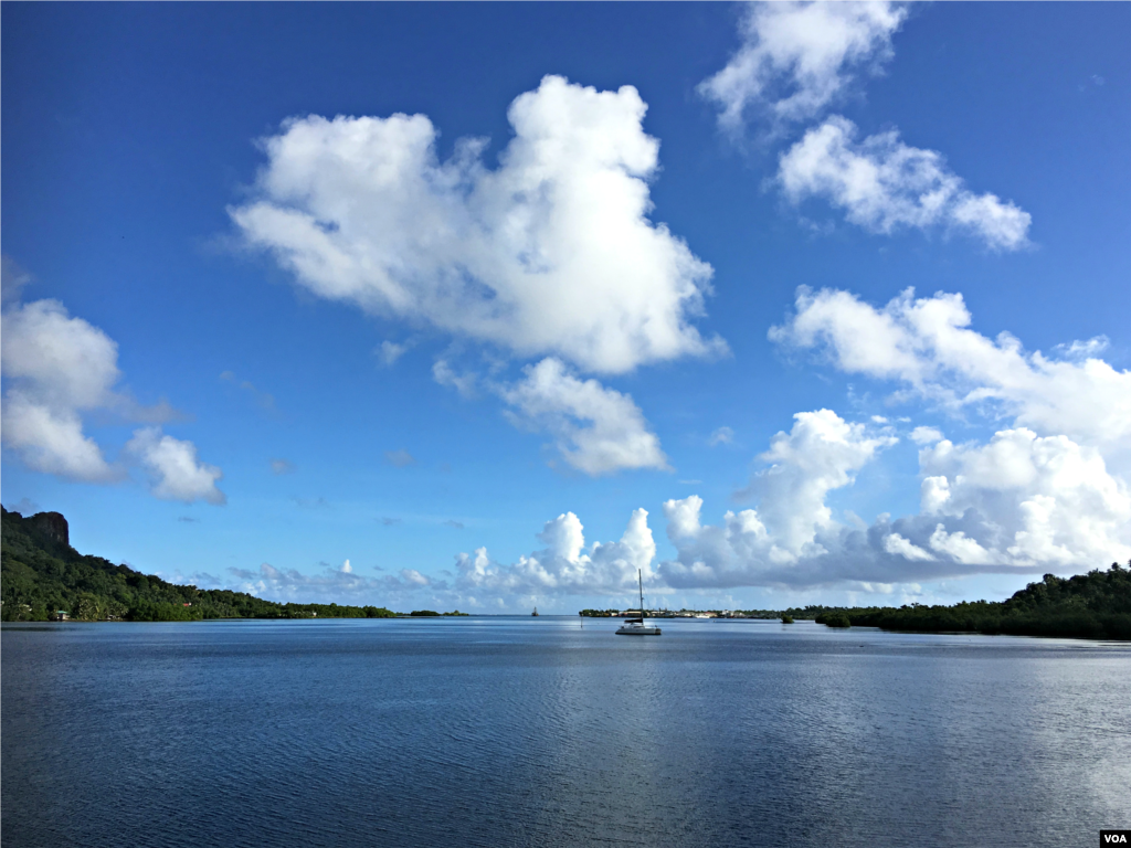 Quang cảnh buổi sáng trên vịnh nằm giữa bán đảo Sokehs và Kolonia ở phía bắc Đảo Pohnpei, Liên bang Micronesia, ngày 26 tháng 4, 2017. Nằm giữa Thái Bình Dương, Pohnpei là một trong bốn bang hợp thành Liên bang Micronesia và cũng là nơi đặt thủ đô quốc gia của đảo quốc này. 