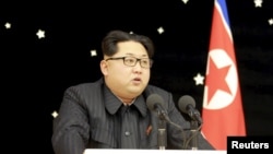 朝鲜中央通讯社发布的图片显示朝鲜领导人金正恩参加火箭发射有功人员的庆功宴（2016年2月15日）