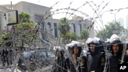 Binh sĩ Ai Cập trong tình trạng cảnh giác cao độ bên ngoài Tòa án tối cao ở Cairo, ngày 14/6/2012 