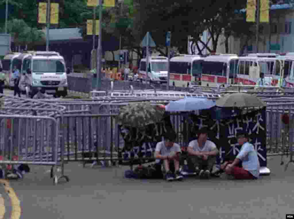 数千香港市民云集政府总部声援被困公民广场学生(美国之音图片/海彦拍摄)