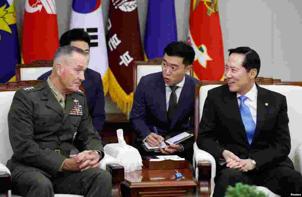 美国参谋长联席会议主席邓福德上将在首尔会见韩国国防部长宋永武(2017年8月14日)。 美国在韩国派驻2万8000官兵,如果朝鲜对韩国发动袭击,美军将与66万韩国军队并肩作战。美国认为,萨德系统是保护美韩军队的一个关键。 