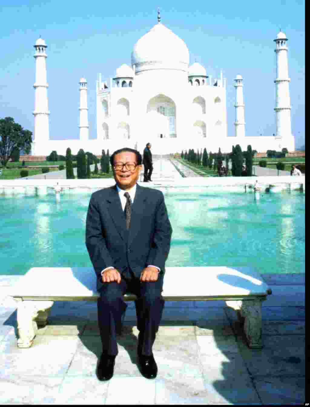 1996年11月30日,中国主席江泽民坐在著名的,号称爱的纪念碑的印度泰姬陵前面。这是中国元首第一次访问印度