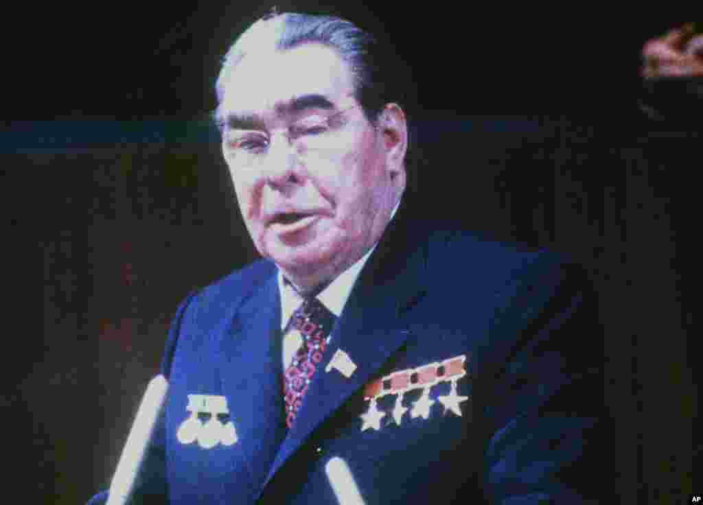 1980年,苏联最高领导人列昂尼德·伊里奇·勃列日涅夫在会议上讲话 。 “批林批孔”运动中,中共报纸说,苏共总书记勃列日涅夫在得知林彪死亡后说了三声“可惜” 。