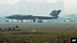 2011年1月7日一架在成都停着的飞机据称是中国隐形飞机