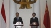 中国外长杨洁篪(左)与印尼外长马蒂在雅加达会晤后举行记者会(2012年8月10日)
