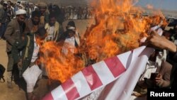 胡塞武装及支持者2024年1月14日集会抗议美国袭击胡塞武装目标。（路透社）
