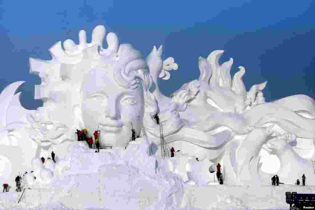 哈尔滨国际冰雪节的雪雕,人们正在加工(2016年12月13日)