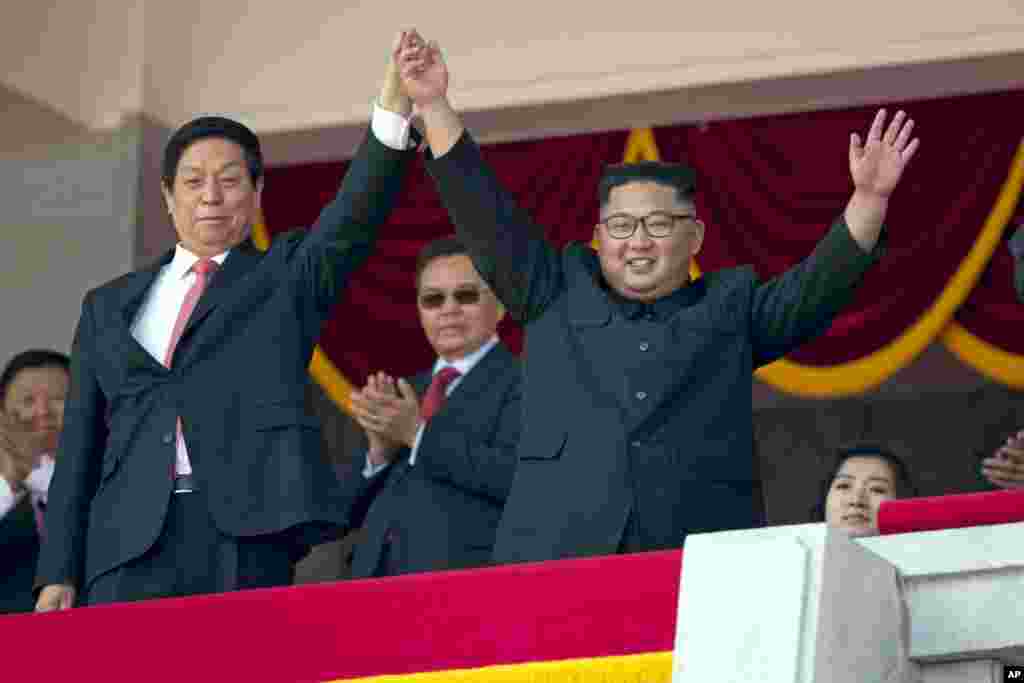 2018年9月9日,平壤庆祝朝鲜建国70周年的典礼上,朝鲜领导人金正恩(Kim Jong Un)与中国第三号领导人栗战书并肩举手,手指相扣。此前有关习近平会访问朝鲜的传闻没有成为现实, 栗战书作为习近平的特使出席。上一次访问朝鲜的中国最高领导人是胡锦涛(2005年)。有分析认为,如果习近平参加活动不仅会增加华盛顿对朝鲜半岛去核化缺乏进展的忧虑,也会让已经紧张的贸易关系进一步恶化。 唯一出席朝鲜这次庆祝活动的外国元首是毛里塔尼亚总统阿齐兹。