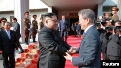 朝鲜最高领导人金正恩在板门店朝方一侧会晤韩国总统文在寅，这是韩朝首脑1一个月来第二次会晤。（2018年5月26日）
