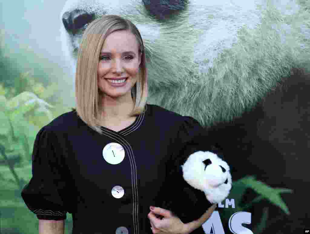 演员克里斯汀·贝尔(Kristen Bell)2018年3月17日在洛杉矶的TCL中国剧院IMAX举行的电影《熊猫》洛杉矶首映式中抱着熊猫玩具。