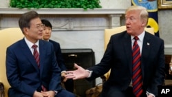 美国总统川普在白宫椭圆形办公室会晤到访的韩国总统文在寅。（2018年5月22日）