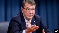 Bộ trưởng Quốc phòng Hoa Kỳ Ashton Carter nói chuyện tại một cuộc họp báo tại Bộ Quốc phòng Hoa Kỳ