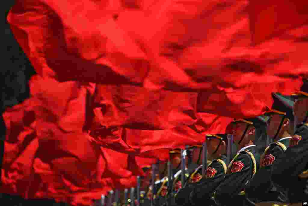 中国仪仗队列队，手持红旗，准备欢迎出席&ldquo;一带一路&rdquo;国际合作高峰论坛的匈牙利总理欧尔班（2017年5月13日）