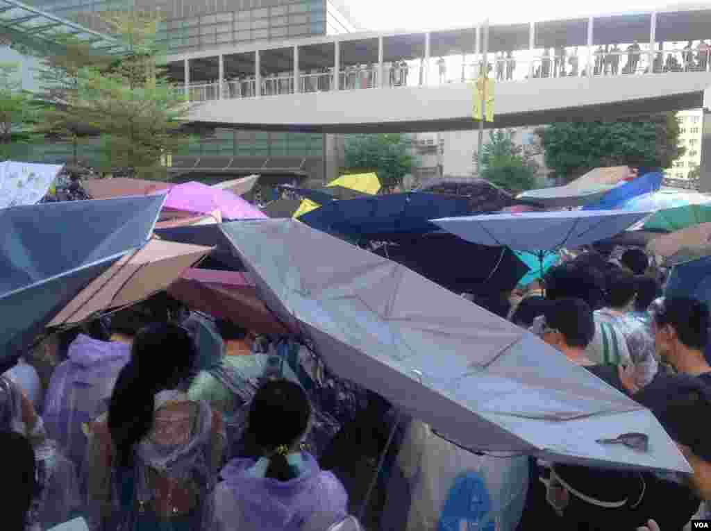 港人声援占中抗拒警方封锁中环金钟多处瘫痪（美国之音海彦拍摄）