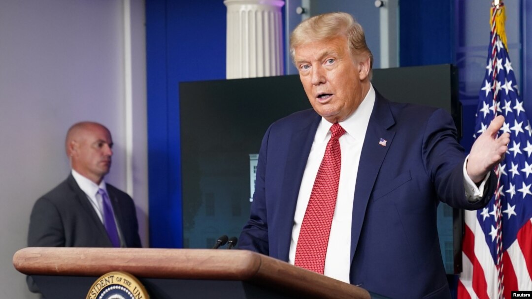Moko na bayi bokengi na loboko ya mobali ya président Donald Trump, na bokutani na bapanzi sango na Maison Blanche, Washington, D.C., 10 août 2020.