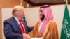 Мухаммед бин Салман пожимает руку Дональду Трампу на саммите лидеров G20 в Осаке, Япония, 29 июня 2019 года