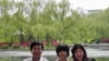 山东维权律师舒向新(左二)与家人