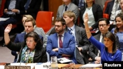 美国驻UN大使黑利（右）投票反对俄罗斯提出的决议案（路透社）