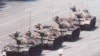 1989年6月中国青年在天安门广场附近阻挡坦克。胡锡进说，邓小平维稳手段用得很重