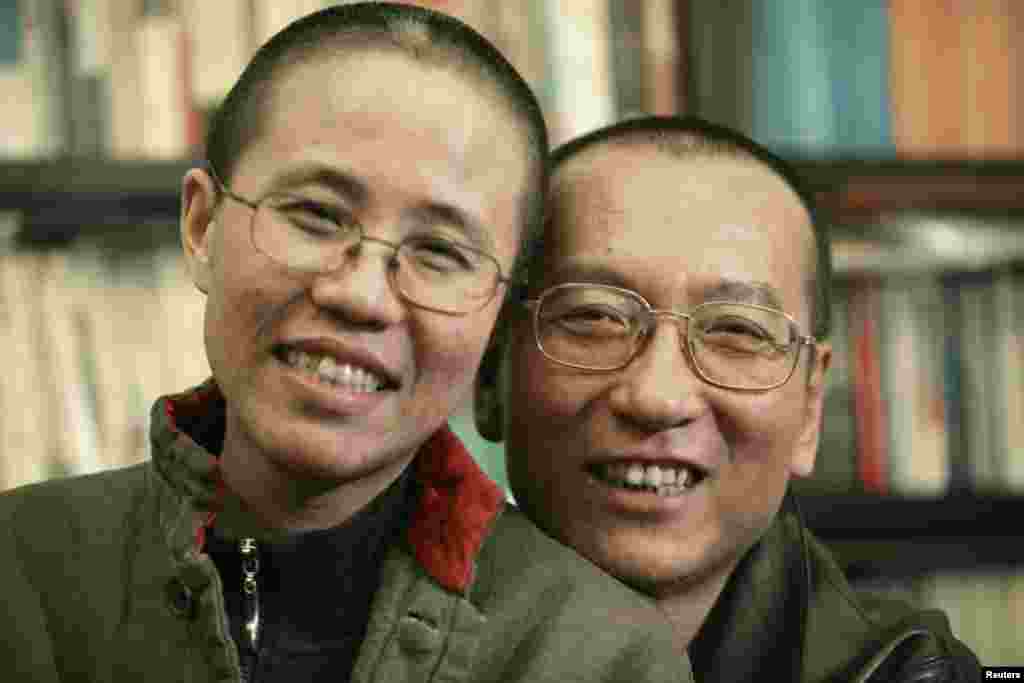 刘晓波的家人2010年10月发布的照片显示刘晓波和妻子刘霞。 刘霞表示为丈夫荣获诺贝尔和平奖而自豪，期望刘晓波能因此早日出狱。