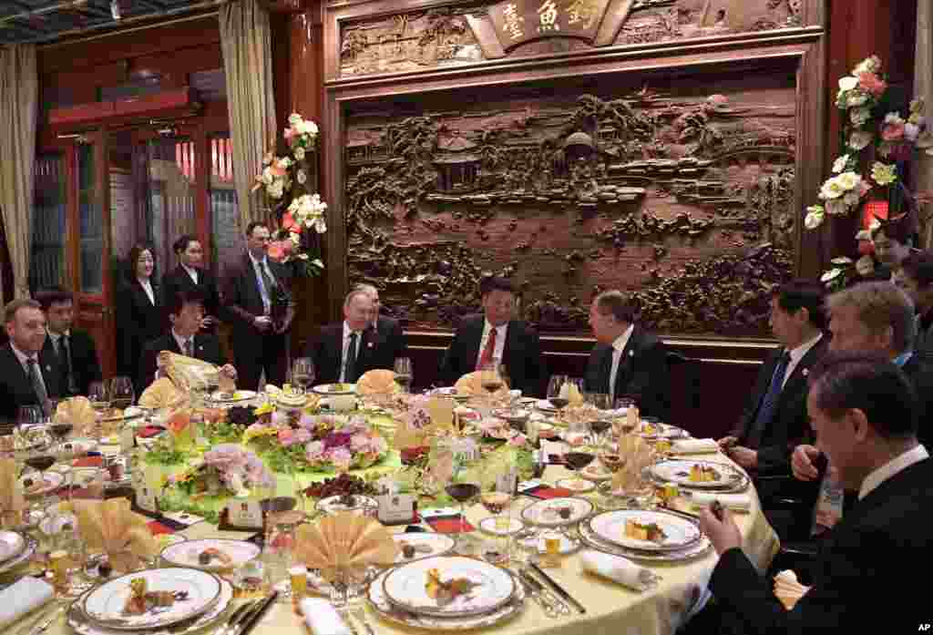 中国国家主席习近平,俄罗斯总统普京和外交部长拉夫罗夫(习近平右侧)在北京的 “一带一路”国际合作高峰论坛开幕式前的早餐会上交谈。王沪宁和外长王毅在场,另一位中国高官疑似栗战书(2017年5月14日)。
