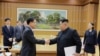 朝鲜领导人金正恩与来访的韩国最高安全顾问郑义荣握手(2018年3月6日朝中社照片)