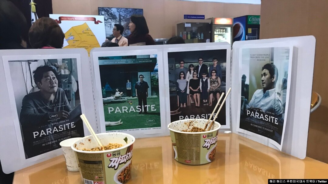 해리 해리스 주한미국대사가 한국 영화 '기생충'의 아카데미상 수상을 축하한다며, 동료들과 영화에 나온 '짜파구리'를 먹으며 시상식 관전파티를 즐기는 사진을 10일 트위터에 올렸다. 사진 제공: 해리 해리스 주한미국대사 트위터 / Twitter.