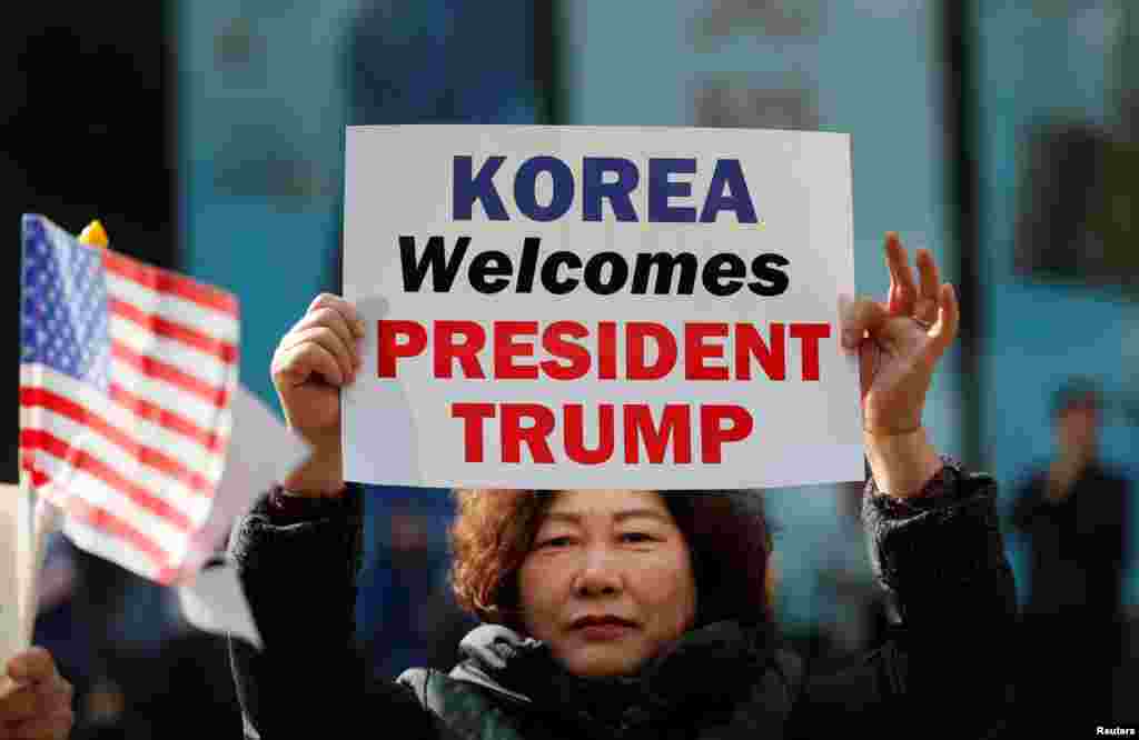 美国总统川普的支持者在韩国首都首尔市中心举行集会，有人举着标语&ldquo;韩国欢迎川普总统&rdquo;。（2017年11月7日）