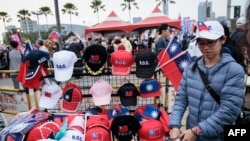 摊商在台湾反对党国民党在南部高雄举行的造势活动贩卖纪念品。(2024年1月7日）