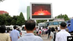 2017年7月29日平壤的民众通过电视屏幕观看导弹发射的新闻。
